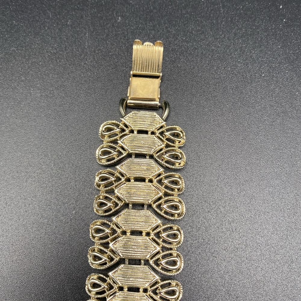 Coro Pegasus Gold Tone Bracelet Vintage Tear Drop Gold 1.25" - Picture 5 of 10